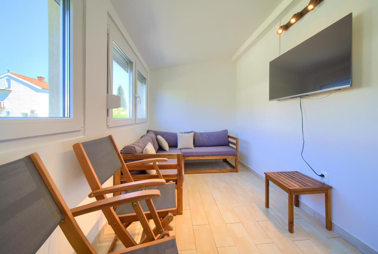 Seascape Apartment *